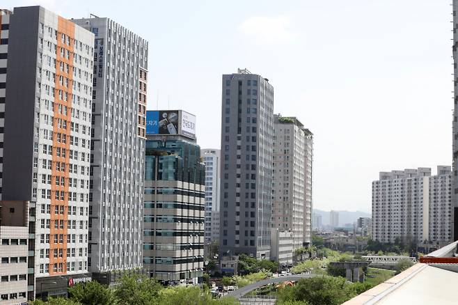 국토연구원 주택·부동산연구본부는 최근 발표한 '국토정책브리프' 제956호에 게재된 '오피스텔 관련 현황과 제도 개선방안' 보고서에서 오피스텔 관련 금융·세제 정책을 살펴보고 오피스텔 제도 개선을 위한 정책 개선방안을 제안했다./사진=뉴스1