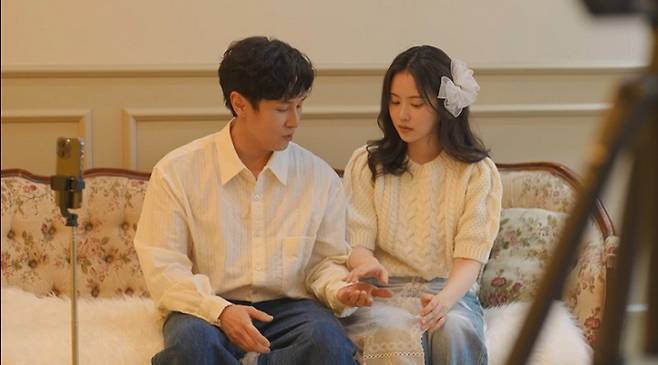 신화 김동완이 서윤아와 만난 지 100일을 기념해 셀프 촬영에 나선다. /사진='신랑수업' 제공