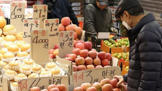 사진은 6일 오후 서울 동대문구 청량리청과물시장에서 한 시민이 사과를 둘러보고 있다. 연합뉴스
