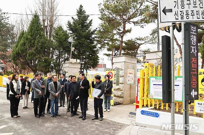 [용인=뉴시스] 신갈오거리 도시재생사업 현장을 방문한 이상일 시장과 일행(용인시 제공)