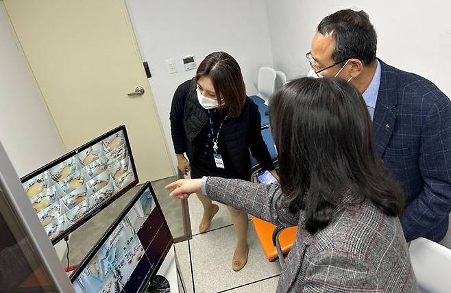 [창녕=뉴시스] 창녕군 치매전담요양원에서 CCTV 실태 점검하고 있다. (사진=창녕군 제공) 2024.03.13. photo@newsis.com *재판매 및 DB 금지