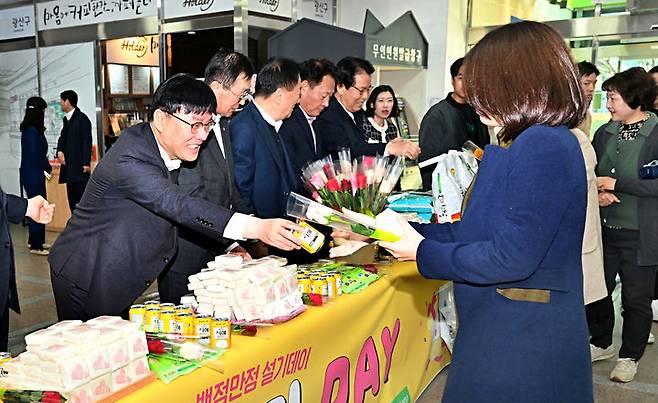 [광주=뉴시스] 농협광주본부는 13일 광주 광산구청에서 매년 3월14일로 정한 '백설기데이'를 널리 알리고 쌀 소비 촉진을 위해 백설기 나눔 행사를 성황리에 개최했다. (사진=농협광주본부 제공) 2024.03.13. photo@newsis.com *재판매 및 DB 금지