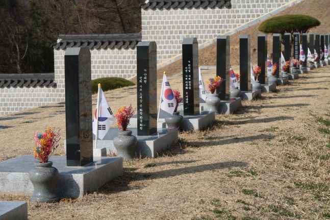 [서울=뉴시스] 헌화용으로 친환경 꽃이 사용된 국립3·15민주묘지. (사진=국가보훈부 제공) 2024.03.13. photo@newsis.com *재판매 및 DB 금지