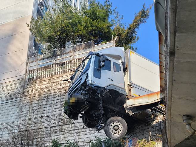 부산 동구 좌천동의 한 고가도로를 달리던 6.5t 화물트럭이 가드레일을 들이받은 모습. 부산경찰청 제공