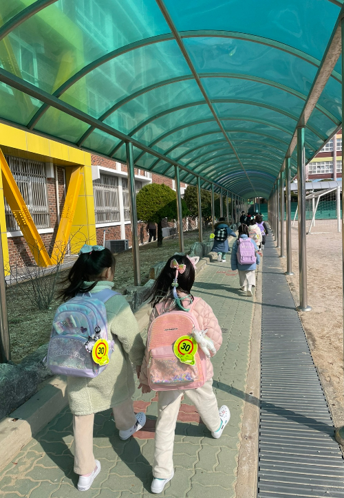 울산광역시교육청은 새 학기를 맞은 초등학교 신입생 8600여 명에게 교통안전 반사경을 지원했다. 울산교육청 제공