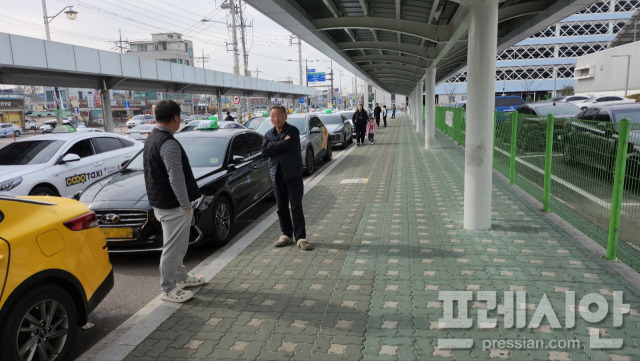 ▲12일 광주 광산구 송정역 택시승강장에는 택시기사가 승객을 기다리며 동료들과 담소를 나누고 있다. ⓒ프레시안(임채민)