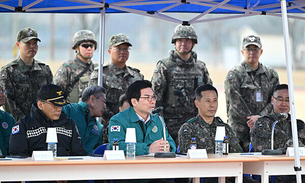 김광열(왼쪽서 두 번째) 영덕군수와 정유수(왼쪽서 세 번째) 제50사단장이 통합방위 합동훈련을 시찰하고 있다.