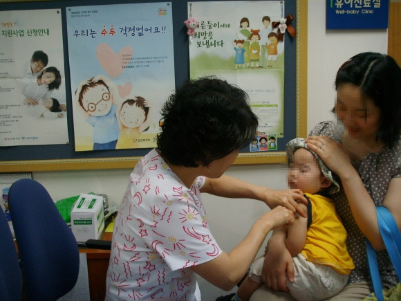 서울 도봉구에서 한 유아가 예방접종을 받고 있다. 도봉구 제공