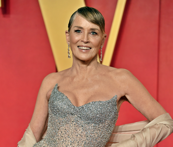 배우 샤론 스톤이 10일(현지시간) 미국 캘리포니아주 베벌리힐스의 월리스 아넨버그 공연예술센터에서 열린 베니티 페어 오스카 파티에 도착하고 있다. 2024.3.10 AP 연합뉴스