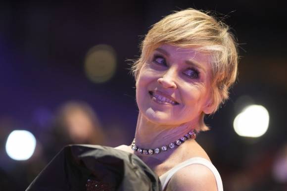 배우 샤론 스톤이 20일(현지시간) 독일 베를린국제영화제 레드카펫에 도착하고 있다. 2024.2.20 AP 연합뉴스