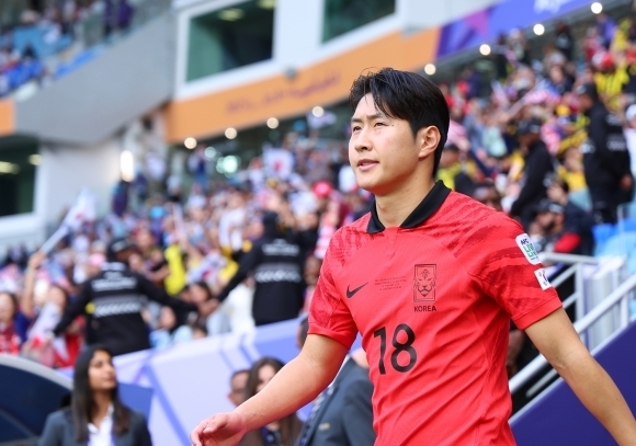 25일(현지시간) 카타르 알와크라 알자누브 스타디움 열린 2023 아시아축구연맹(AFC) 아시안컵 조별리그 E조 최종전 한국과 말레이시아의 경기. 이강인이 경기장에 들어서고 있다. 2024.1.26 연합뉴스