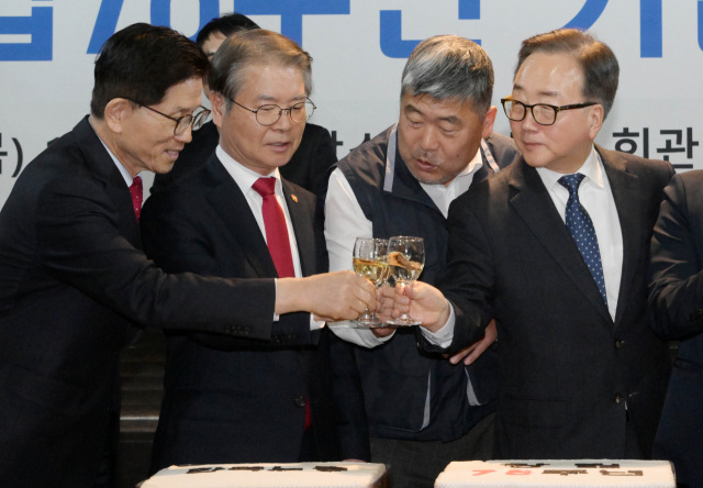 7일 서울 여의도 한국노총 회관에서 열린 한국노총 창립 78주년 기념식 및 후원의 날 행사에서 주요 참석자들이 건배하고 있다. 왼쪽부터 김문수 경제사회노동위원회 위원장, 이정식 고용노동부 장관, 김동명 한국노총 위원장, 이동근 한국경영자총협회 부회장. 성형주 기자 2024.03.07