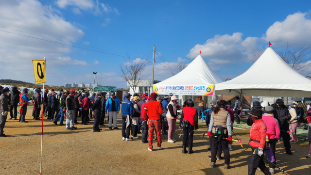 충남도민체전에 서산시 대표로 출전할 선수를 선발하는 자리에 서산시 파크골프 동호인들이 모여 있다. / 출처=서산시파크골프협회