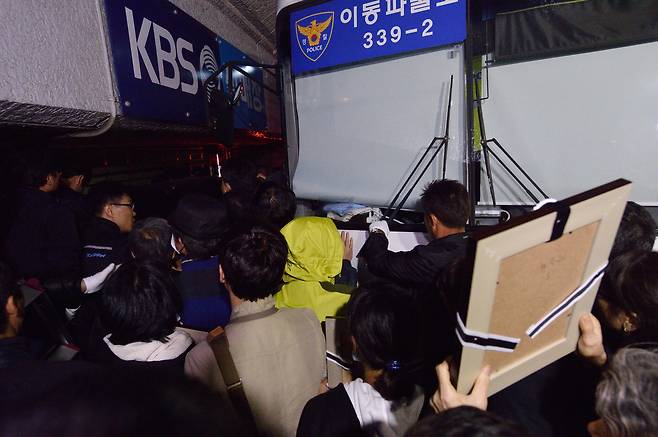 2014년 5월8일 밤 세월호 유가족들이 KBS를 찾아 사장 면담을 요구하고 있다. ⓒ시사IN 이명익