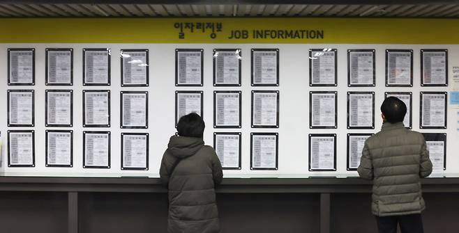 13일 통계청이 발표한 '2월 고용동향'에 따르면, 지난달 15세 이상 취업자는 2804만3000명으로 작년 같은 달보다 32만9000명 증가했다. ⓒ연합뉴스