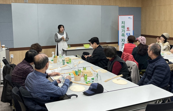 송탄치매안심센터가 운영하는 치매가족 자조모임 '토닥토닥' ⓒ평택시 제공