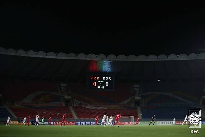 한국과 북한 축구대표팀 선수들이 2019년 10월 15일 북한 평양 김일성경기장에서 열린 2022 카타르 월드컵 아시아 2차예선 3차전에서 공방을 벌이고 있다. 이날 경기는 북한 사정으로 중계되지 않았다. 대한축구협회 제공