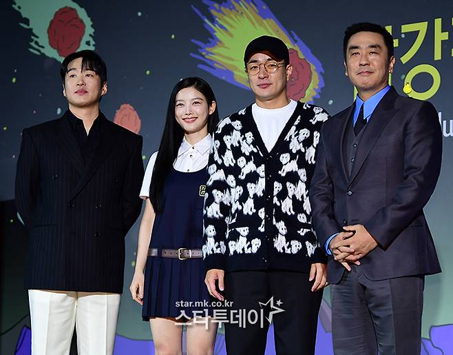 배우 안재홍(왼쪽부터), 김유정, 이병헌 감독, 배우 류승룡. <강영국 기자>