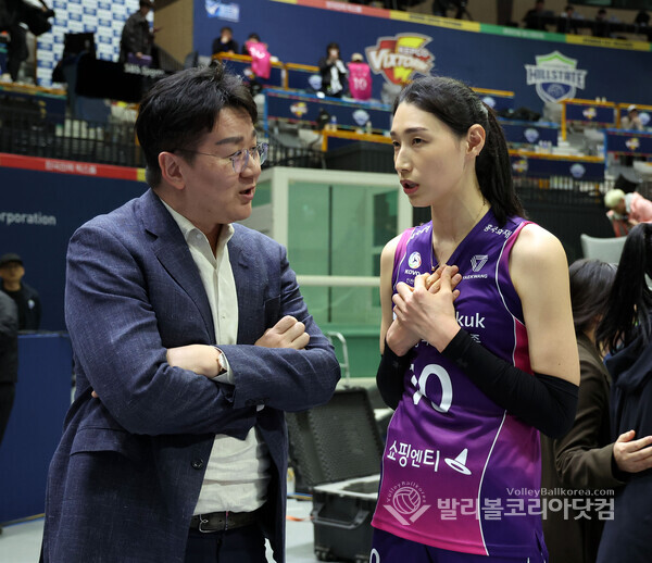 한국배구연맹 조원태 총재와 흥국생명 김연경.