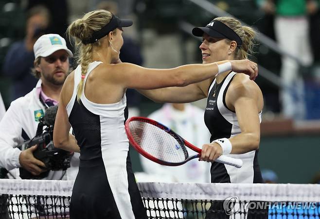 경기가 끝난 뒤 포옹하는 보즈니아키(왼쪽)와 케르버 [AFP=연합뉴스]