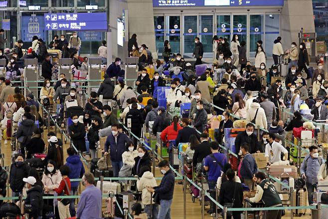 지난 2월 19일 오전 인천국제공항 제1여객터미널이 인파로 붐비고 있다. (사진=연합뉴스)