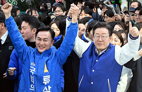 13일 서울 동작구 남성사계시장을 찾은 류삼영 더불어민주당 후보와 이재명 대표. 〈사진=공동취재〉