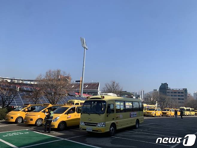 지난 13일 경기 수원시와 수원남·중·서부경찰서, 한국교통안전공단 경기남부본부가 '2024년 상반기 어린이 통학버스 합동점검'을 진행하고 있다.. (수원시 제공)