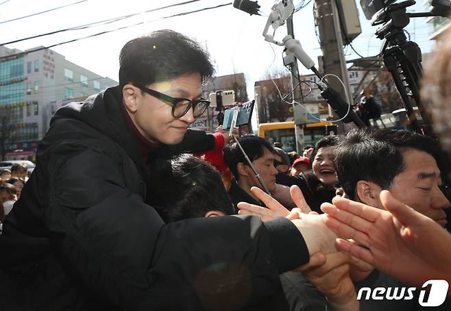 한동훈 국민의힘 비상대책위원장이 경기 성남시 수정구 성남중앙공설시장에서 시민들과 인사를 하고 있다. 2024.3.8/뉴스1 ⓒ News1 김영운 기자