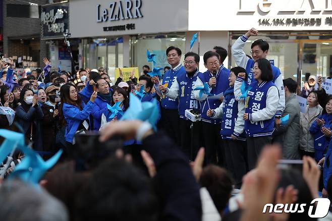 이재명 더불어민주당 대표를 비롯한 대전 지역 국회의원 후보들이 14일 대전 중구 으능정이 거리에서 시민들에게 지지를 호소하고 있다. (공동취재) 2024.3.14/뉴스1 ⓒ News1 김기태 기자