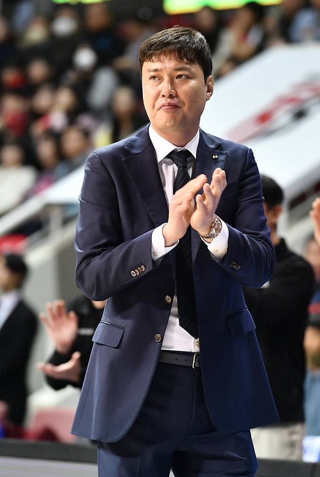 KT 송영진 감독. 사진 | KBL