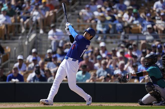 LA 다저스 오타니 쇼헤이가 14일(한국시각) 시애틀 매리너스전에서 1회말 우측으로 큼지막한 타구를 날리고 있다. AP연합뉴스