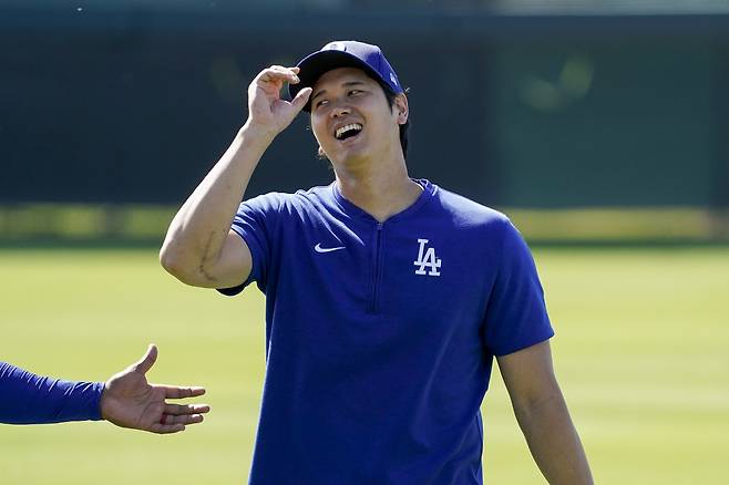 오타니가 이날 경기 전 몸을 풀던 도중 활짝 웃고 있다. AP연합뉴스