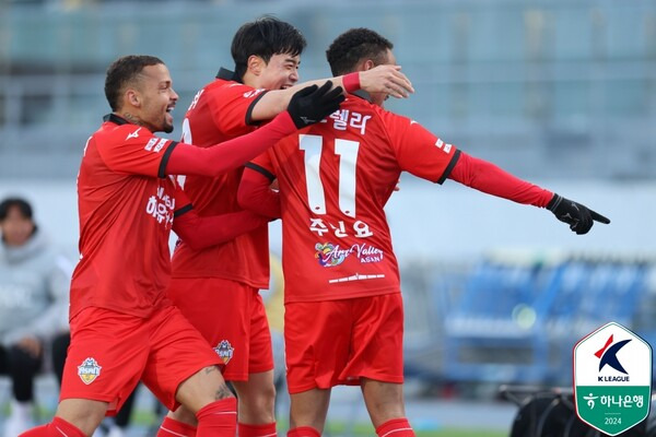 홈 개막전에서 푸른색의 홈 유니폼이 아닌 붉은색 유니폼을 입은 충남 아산 선수들. ⓒ프로축구연맹