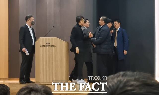 조대웅 셀리버리 대표이사(맨 오른쪽)가 13일 서울 여의도 와이피센터에서 열린 셀리버리 임시 주주총회에 대관 종료 5분 전 모습을 드러내 부결을 시도하다 윤주원 주주연대 대표(왼쪽에서 두 번째)에 저지당하고 있다. /이한림 기자