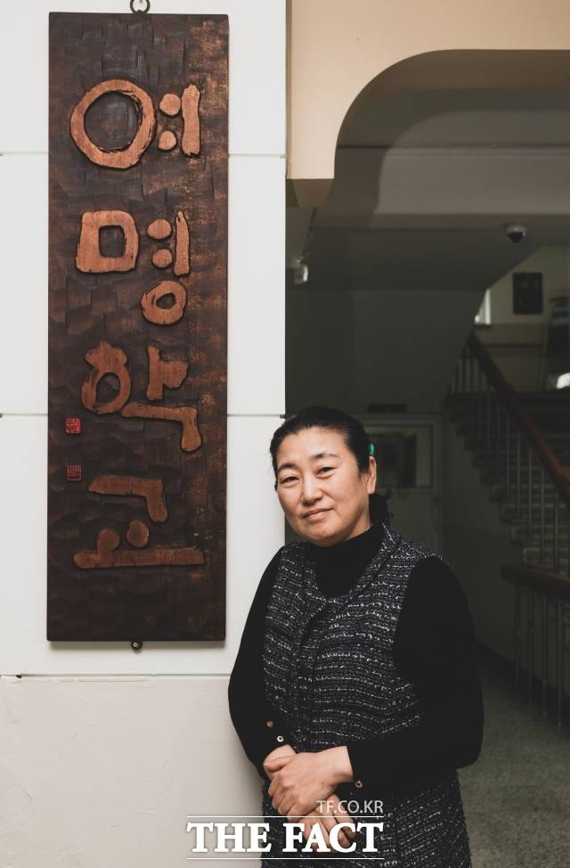 여명(黎明)의 사전적 의미는 희미하게 날이 밝아 오는 빛, 또는 그 무렵이다. 조명숙 여명학교 교장은 12일 <더팩트>와의 인터뷰에서 여명학교 이름의 유래에 대해 "해가 뜨기 전 가장 어두운 순간 다음이 여명"이라며 "지금 우리는 어두운 시기를 지나고 있지만 '통일의 여명'을 바라는 마음과, 어렵게 한국에 온 아이들에게 여명이 되어주고자 하는 마음을 담았다"고 설명했다. /박헌우 기자