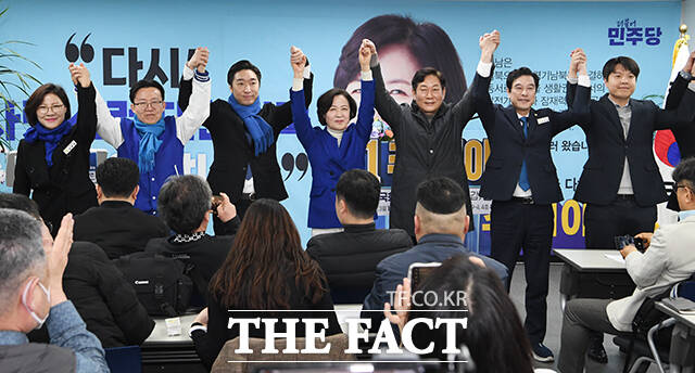 출마선언을 앞두고 김용만 더불어민주당 하남시을 후보(왼쪽 세번째) 등 참석자들과 함께 지지자들에게 인사하는 추미애 전 장관(가운데).