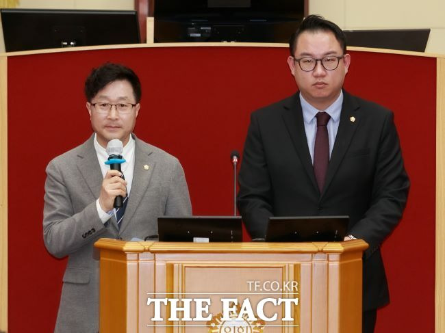 의원 전원 찬성으로 ‘부천시 과학고 설립 지지 결의안’을 채택한 부천시의회의 김주삼 더불어민주당 대표의원(왼쪽)과 김건 국민의힘 대표의원/부천시