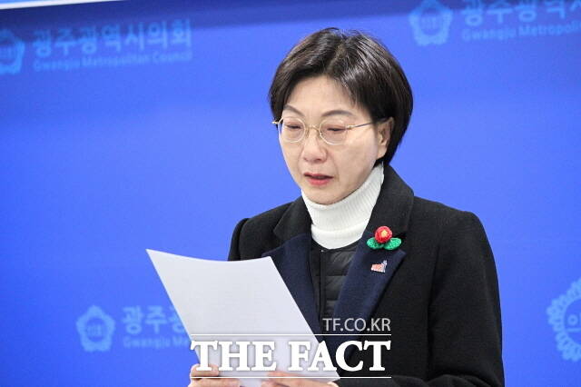 광주 사구갑에 옥중출마한 송영길 소나무당 대표가 14일 오후 광주시의회 브리핑룸에서 출마 선언 기자회견을 열었다. 이날 출마선언문은 송 대표의 배우자 남영신 여사가 낭독했다./광주=나윤상 기자