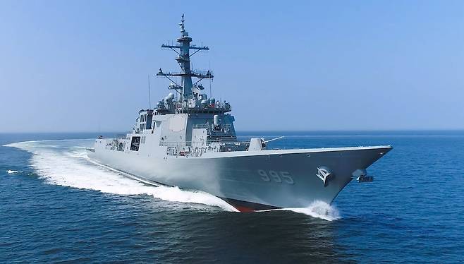 HD현대중공업이 건조해 2024년 말 해군에 인도 예정인 차세대 이지스 구축함(KDX-III Batch-II) 1번함 '정조대왕함'의 시운전 모습./HD현대 제공