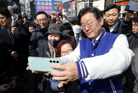 이재명 더불어민주당 대표가 14일 오전 대전 중구 으능정이 거리를 방문해 시민들과 사진을 찍고 있다. 김영태 기자