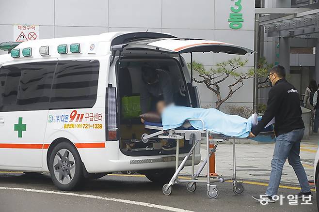 2월 20일 광주 동구 전남대병원에 입원해 있던 한 환자가 다른 병원으로 옮기기 위해 사설 구급차에 실리고 있습니다. 광주=박영철 기자 skyblue@donga.com