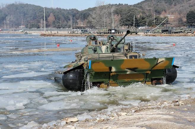 1월 24일 오후 경기도 포천시 강포리 훈련장에서 열린 육군 제7공병여단과 수도기계화보병사단의 제병협동 도하훈련에서 K21 장갑차가 강습도하를 실시하고 있다. 사진=뉴스1