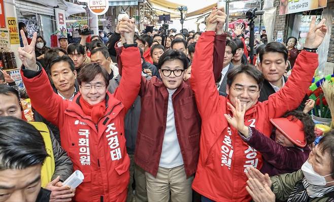 한동훈 국민의힘 비상대책위원장이 14일 부산 사하구 괴정골목시장에서 사하갑·을에 출마한 이성권, 조경태 후보의 손을 잡고 기념촬영을 하고 있다. /사진=뉴스1화상