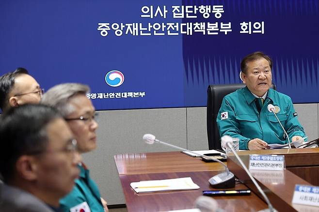 이상민 행정안전부 장관이 14일 오전 서울 세종대로 정부서울청사 중앙재난안전상황실 서울상황센터에서 열린 의사 집단행동 중앙재난안전대책본부 회의에서 모두 발언을 하고 있다. 행정안전부 제공