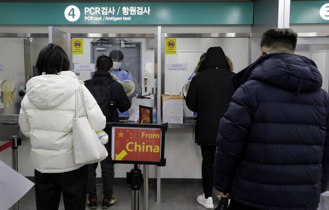 PCR(유전자증폭검사)이 없었다면 코로나19의 확인과 진단법 개발에만 최소 반년 이상이 걸렸을 것이다. 코로나19 확산 기간 중 중국에서 온 입국자들이 인천국제공항에서 검사를 받고 있다. 김명진 한겨레 기자 littleprince@hani.co.kr