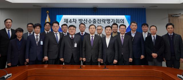 서울 용산 대통령실 청사에서 지난달 21일 인성환 국가안보실 제2차장(가운데) 주재로 제4차 방산수출전략평가회의가 열렸다고 대통령실이 밝혔다. 연합뉴스