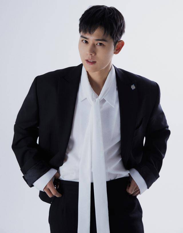 김동준은 사극 '고려거란전쟁'을 1년여 동안 찍었다. 그는 "올해 들어 한번도 미용실을 못 간다"고 웃으며 말했다. 사극 촬영에 전념하느라 따로 트렌디하게 멋을 내고 갈 일정을 잡지 못했기 때문이다. 메이저나인 제공