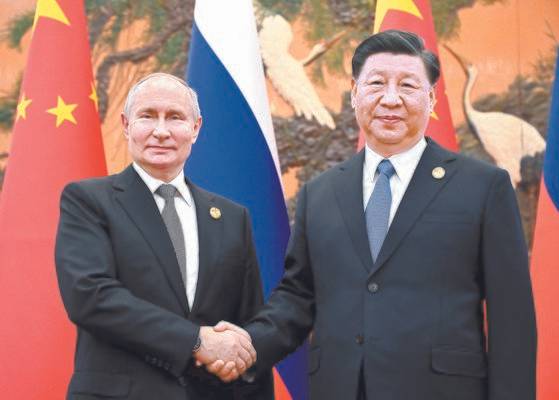 지난해 10월 블라디미르 푸틴 러시아 대통령과 시진핑 중국 국가주석이 정상회담에서 악수하고 있다. 타스=연합뉴스