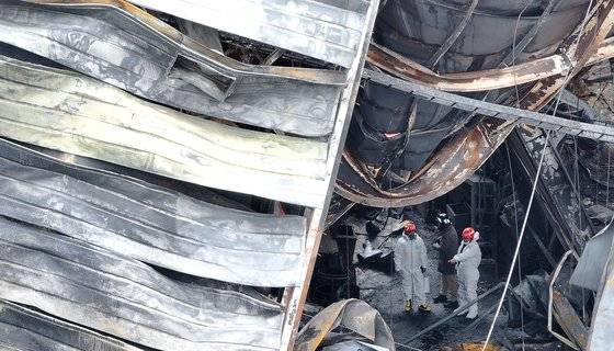 지난 2월 경북 문경시 신기동 육가공공장 화재 현장에서 소방청 합동사고조사단이 현장을 살펴보고 있다. 연합뉴스