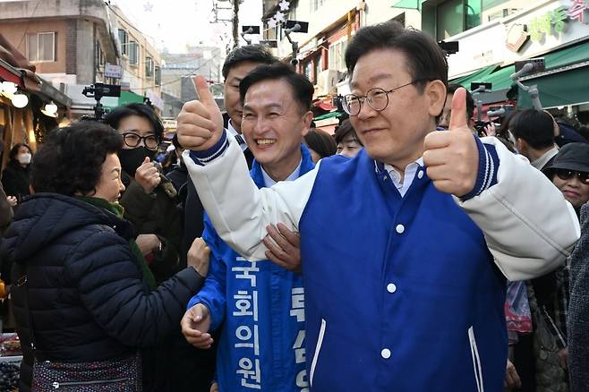 이재명 더불어민주당 대표가 13일 서울 동작구 남성사계시장에서 동작을 류삼영 후보 지지를 호소하고 있다. 사진=뉴스1